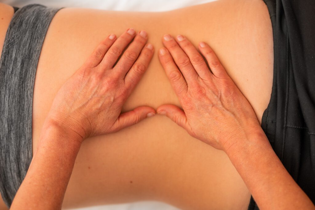 Massage am Rücken